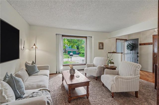 2100 E Sleepy Hollow Drive, Olathe, KS 66062