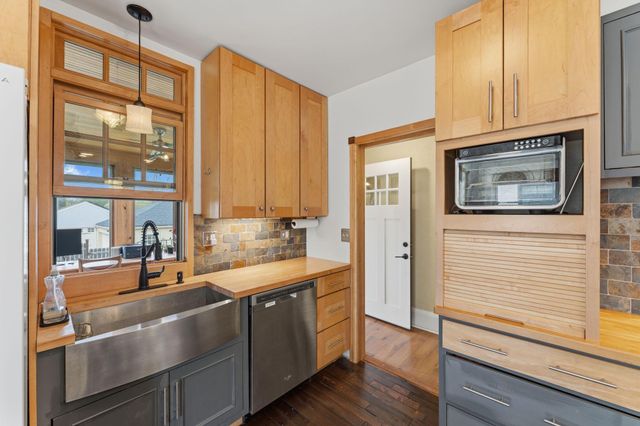 3032 E Minnehaha Parkway, Minneapolis, MN 55406