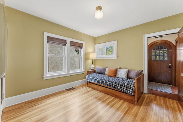 3032 E Minnehaha Parkway, Minneapolis, MN 55406