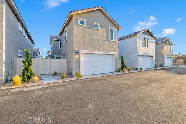 240 Tavern Creek Ln, Palmdale, CA 93551