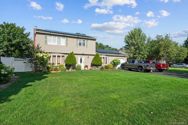 7 Sprat Street, Medford, NY 11763