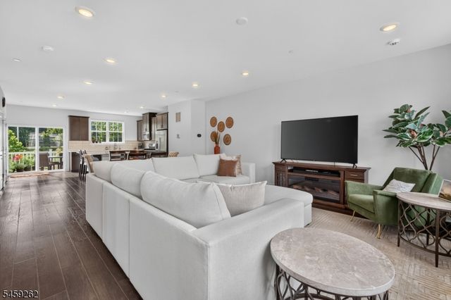 2 Coogan Ct, Morris Plains Boro, NJ 07950