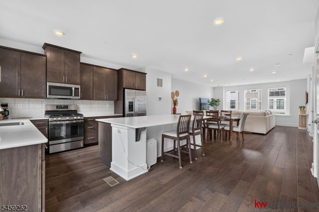 2 Coogan Ct, Morris Plains Boro, NJ 07950