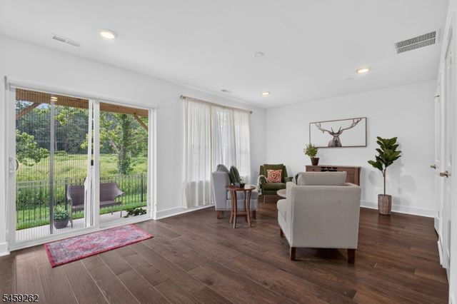 2 Coogan Ct, Morris Plains Boro, NJ 07950