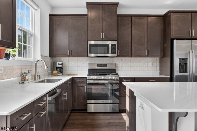 2 Coogan Ct, Morris Plains Boro, NJ 07950