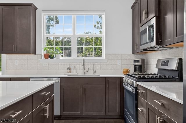 2 Coogan Ct, Morris Plains Boro, NJ 07950