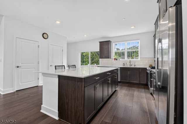 2 Coogan Ct, Morris Plains Boro, NJ 07950