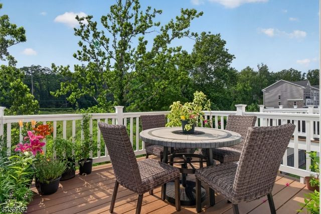 2 Coogan Ct, Morris Plains Boro, NJ 07950