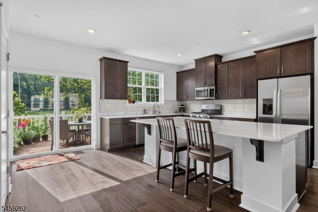2 Coogan Ct, Morris Plains Boro, NJ 07950