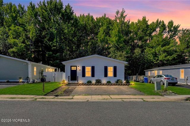 35 Deer Way, Manalapan, NJ 07726