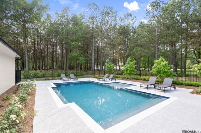 10108 Longleaf Ln, St Francisville, LA 70775