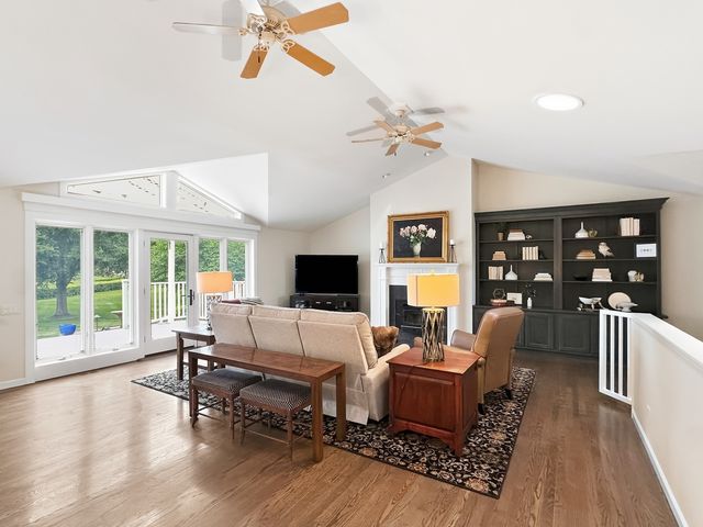 1110 Lake Shore Drive N, Barrington, IL 60010