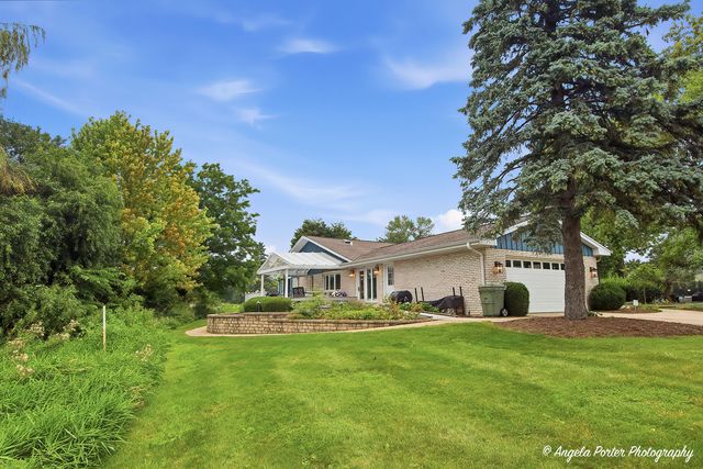 1110 Lake Shore Drive N, Barrington, IL 60010