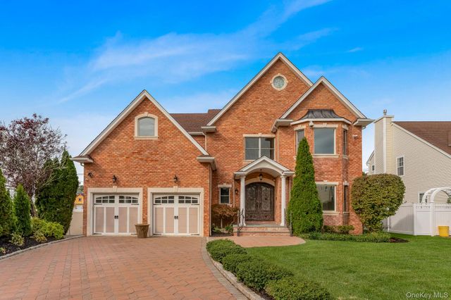 4 Corin Court, Syosset, NY 11791