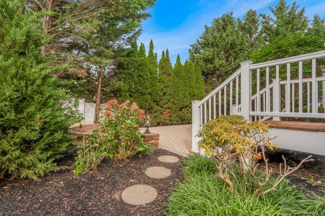 4 Corin Court, Syosset, NY 11791