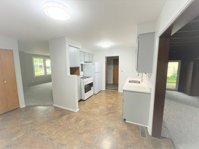 552 Cochise Place, Carol Stream, IL 60188