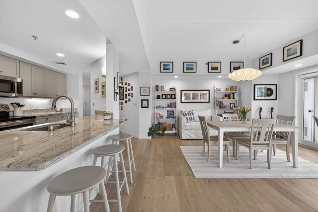 12 Mountain Laurels Dr Apt 402, Nashua, NH 03062