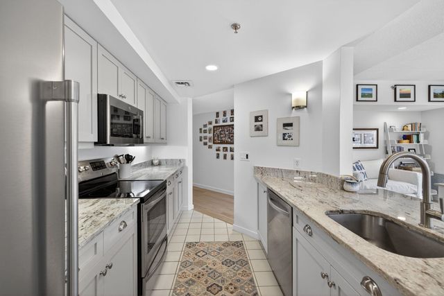 12 Mountain Laurels Dr Apt 402, Nashua, NH 03062