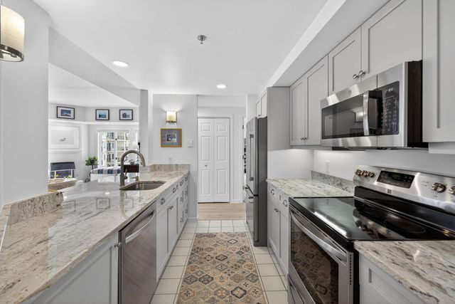 12 Mountain Laurels Dr Apt 402, Nashua, NH 03062