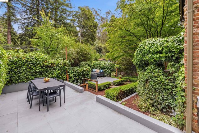 6233 Thornhill Dr, Oakland, CA 94611