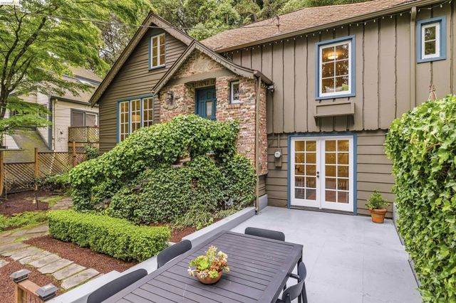 6233 Thornhill Dr, Oakland, CA 94611
