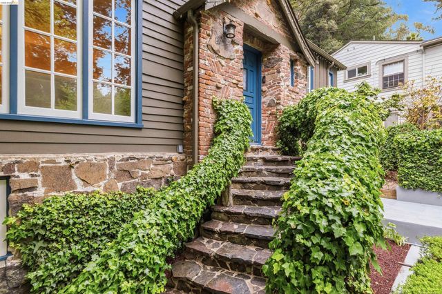 6233 Thornhill Dr, Oakland, CA 94611