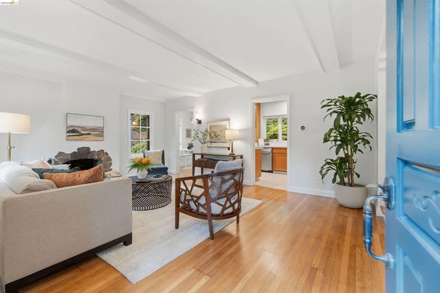 6233 Thornhill Dr, Oakland, CA 94611