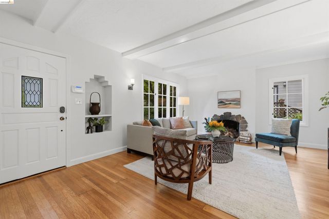 6233 Thornhill Dr, Oakland, CA 94611