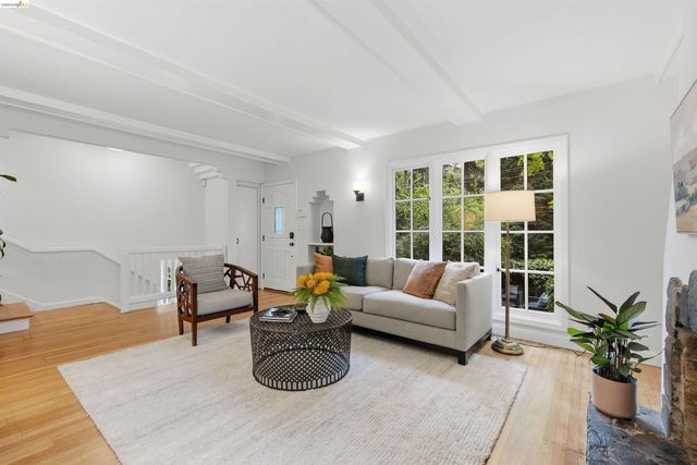 6233 Thornhill Dr, Oakland, CA 94611