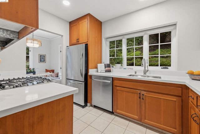 6233 Thornhill Dr, Oakland, CA 94611