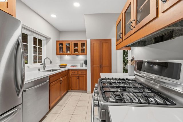 6233 Thornhill Dr, Oakland, CA 94611