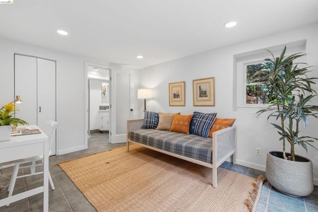 6233 Thornhill Dr, Oakland, CA 94611