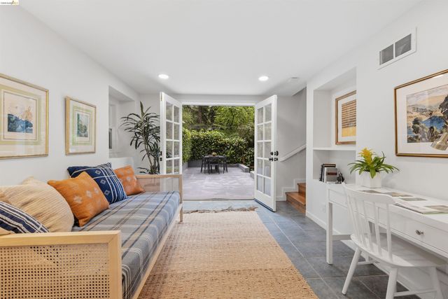 6233 Thornhill Dr, Oakland, CA 94611