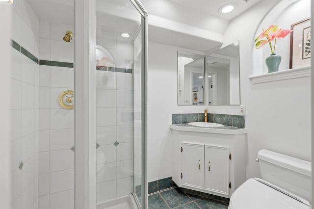 6233 Thornhill Dr, Oakland, CA 94611