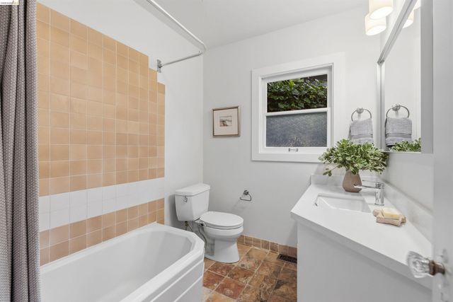6233 Thornhill Dr, Oakland, CA 94611