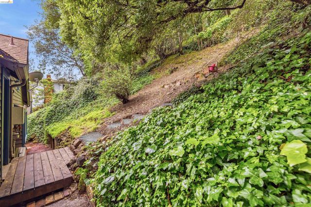 6233 Thornhill Dr, Oakland, CA 94611