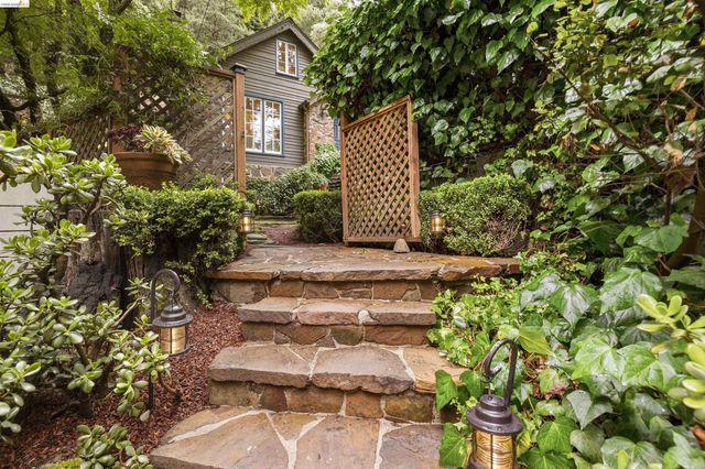 6233 Thornhill Dr, Oakland, CA 94611