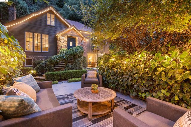 6233 Thornhill Dr, Oakland, CA 94611