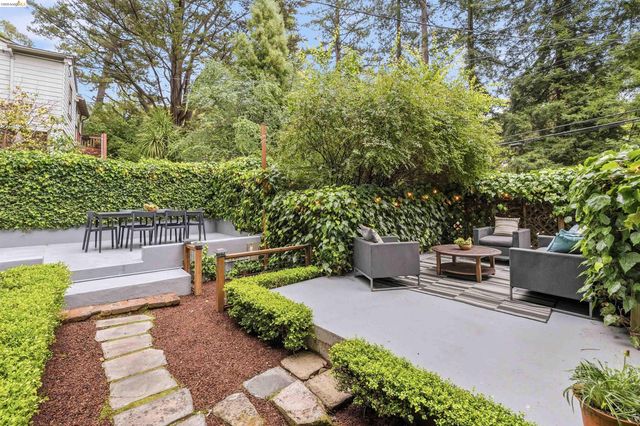 6233 Thornhill Dr, Oakland, CA 94611