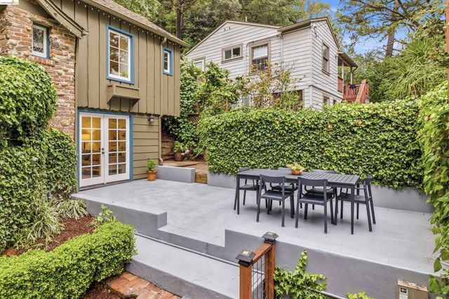 6233 Thornhill Dr, Oakland, CA 94611