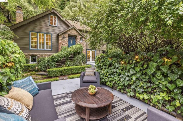 6233 Thornhill Dr, Oakland, CA 94611
