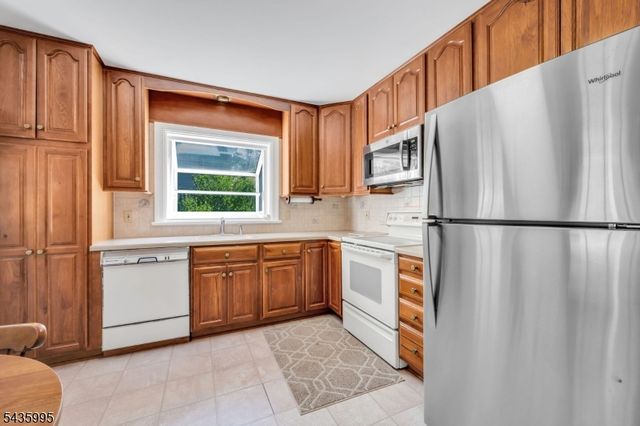 36 Cloverhill Dr, Califon Boro, NJ 07830