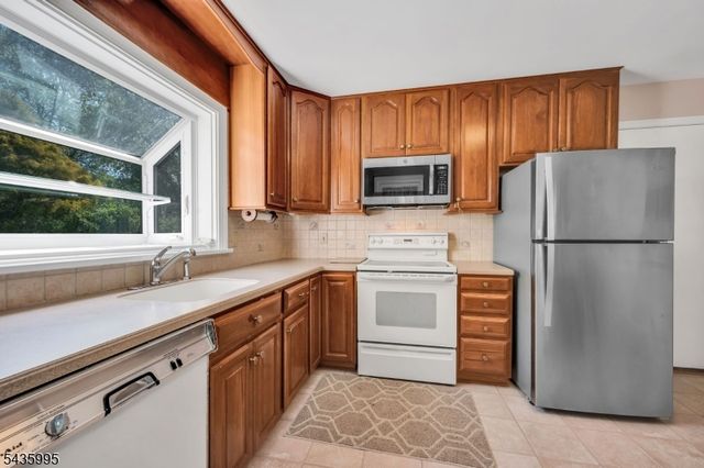 36 Cloverhill Dr, Califon Boro, NJ 07830