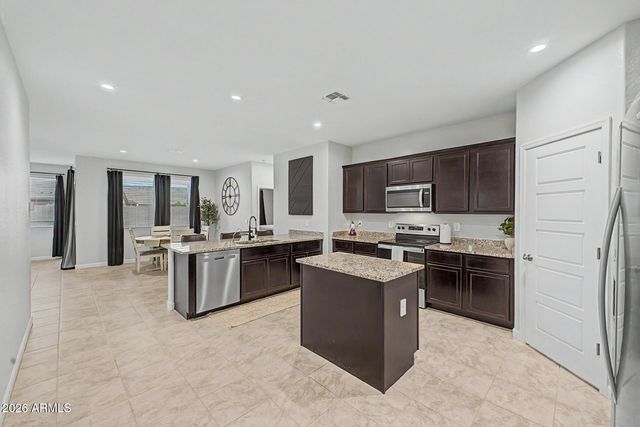 2836 W SAVANNAH Avenue, Apache Junction, AZ 85120