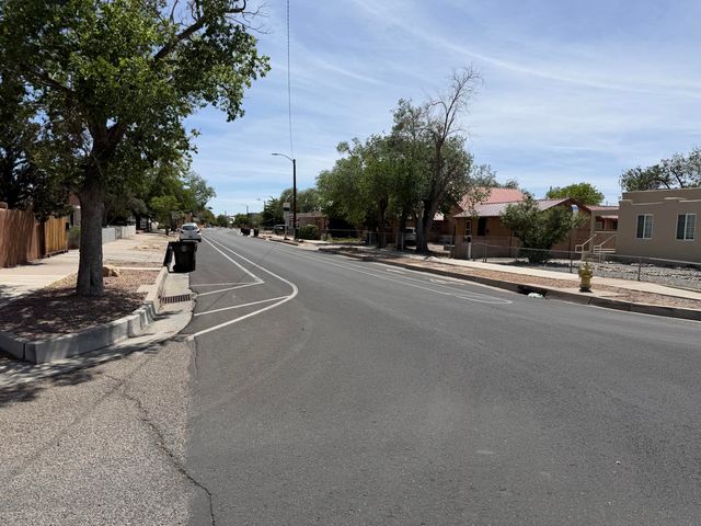 601 Aspen Avenue NW, Albuquerque, NM 87106