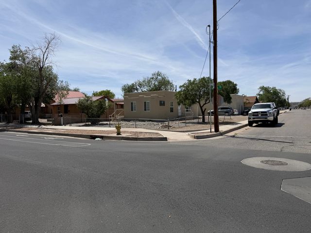 601 Aspen Avenue NW, Albuquerque, NM 87106