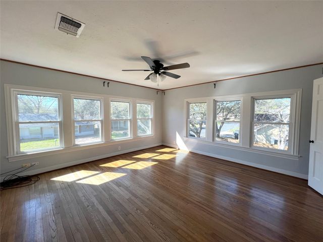 801 Avenue F, El Campo, TX 77437