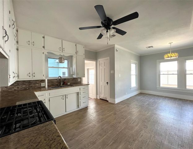 801 Avenue F, El Campo, TX 77437