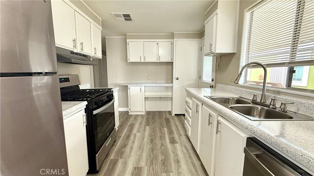881 N Lake Street 69, Hemet, CA 92544