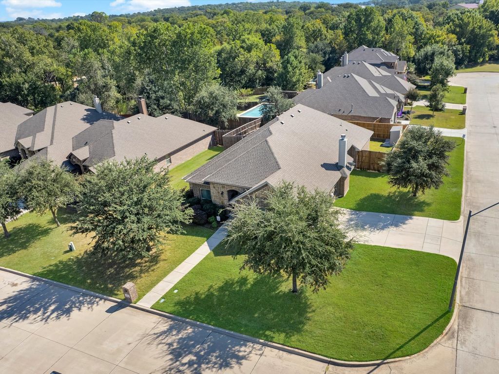 100 Valle Court, Azle, TX 76020